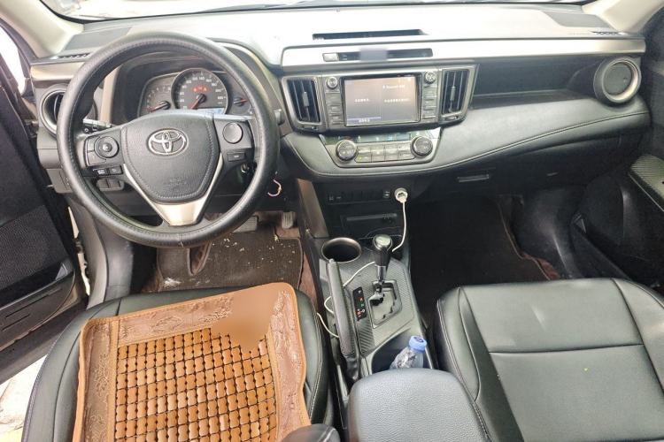 Used Toyota RAV4 2015 2.0L CVT Two-Wheel Drive Fashion Edition Center Console