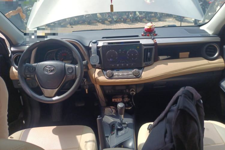Used Toyota RAV4 2015 2.0L CVT Two-Wheel Drive Fashion Edition Center Console
