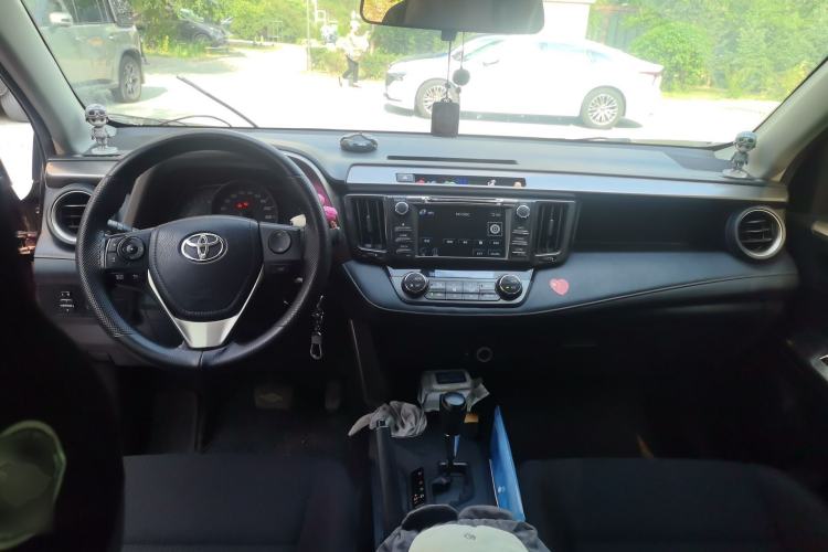 Used Toyota RAV4 2015 2.0L CVT Two-Wheel Drive Fashion Edition Center Console