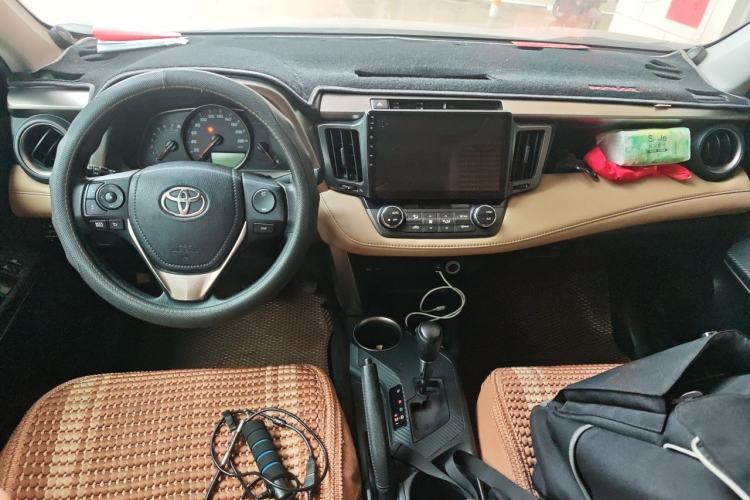 Used Toyota RAV4 2015 2.0L CVT Two-Wheel Drive Fashion Edition Center Console