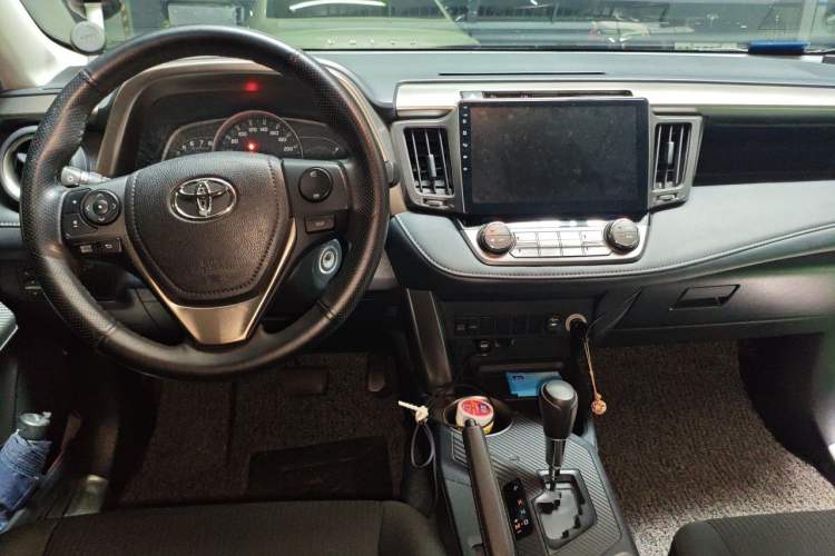 Used Toyota RAV4 2015 2.0L CVT Two-Wheel Drive Fashion Edition Center Console