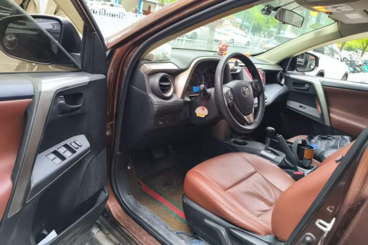 Used Toyota RAV4 2015 2.0L CVT Two-Wheel Drive Fashion Edition Driver Seat
