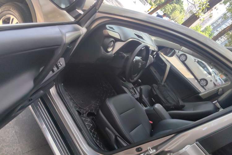 Used Toyota RAV4 2015 2.0L CVT Two-Wheel Drive Fashion Edition Driver Seat