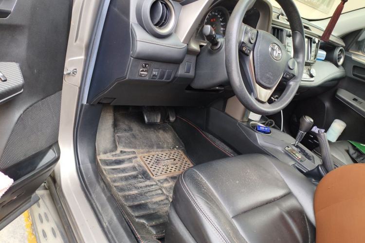 Used Toyota RAV4 2015 2.0L CVT Two-Wheel Drive Fashion Edition Driver Seat
