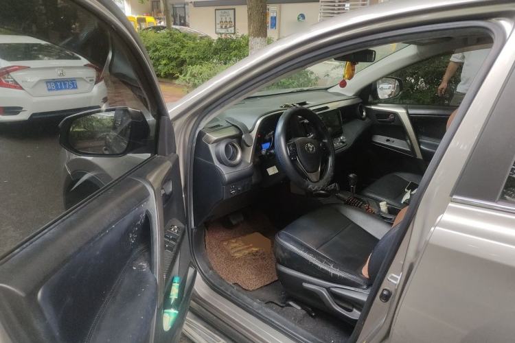 Used Toyota RAV4 2015 2.0L CVT Two-Wheel Drive Fashion Edition Driver Seat