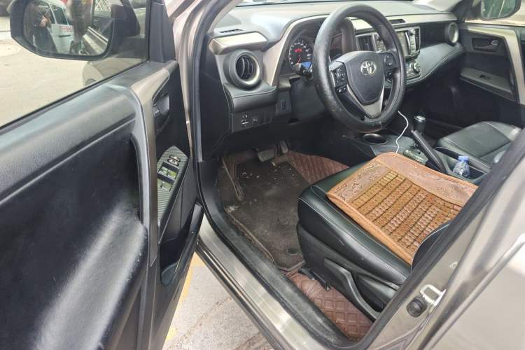 Used Toyota RAV4 2015 2.0L CVT Two-Wheel Drive Fashion Edition Driver Seat