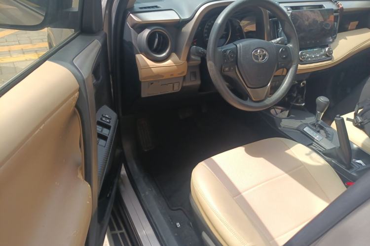 Used Toyota RAV4 2015 2.0L CVT Two-Wheel Drive Fashion Edition Driver Seat