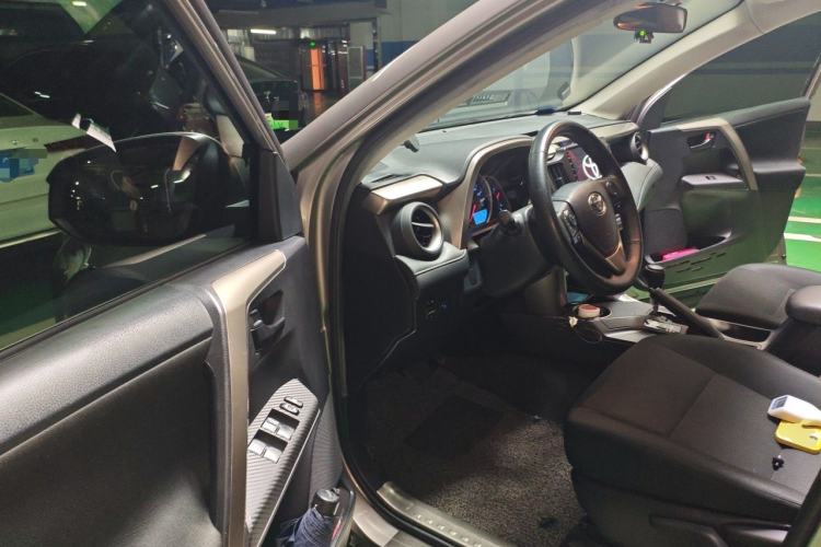 Used Toyota RAV4 2015 2.0L CVT Two-Wheel Drive Fashion Edition Driver Seat