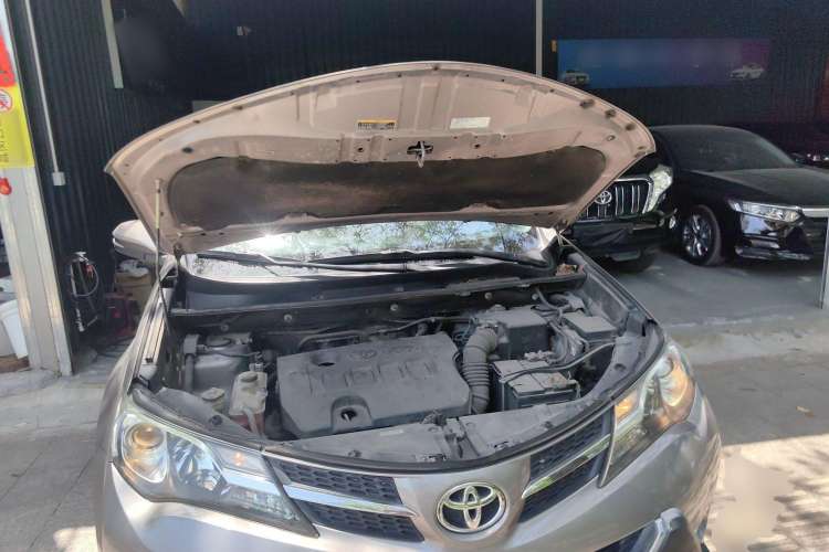 Used Toyota RAV4 2015 2.0L CVT Two-Wheel Drive Fashion Edition Engine Bay