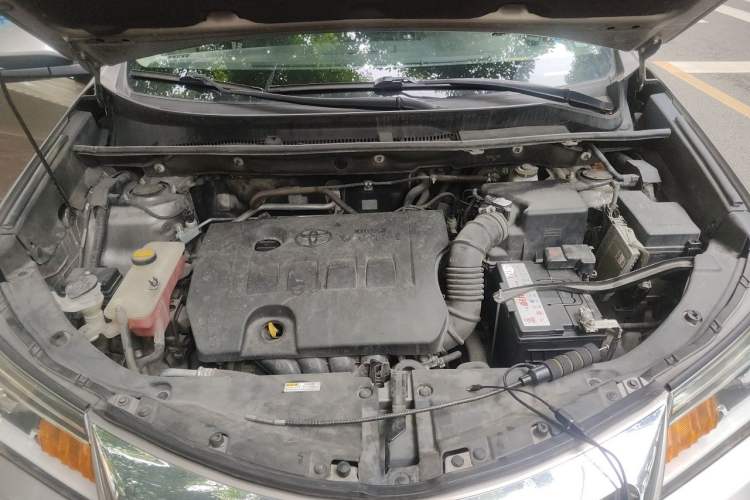Used Toyota RAV4 2015 2.0L CVT Two-Wheel Drive Fashion Edition Engine Bay