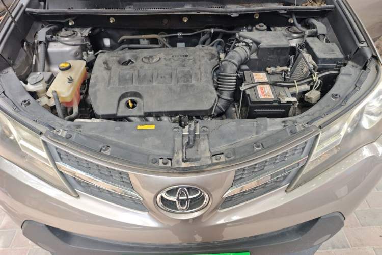 Used Toyota RAV4 2015 2.0L CVT Two-Wheel Drive Fashion Edition Engine Bay