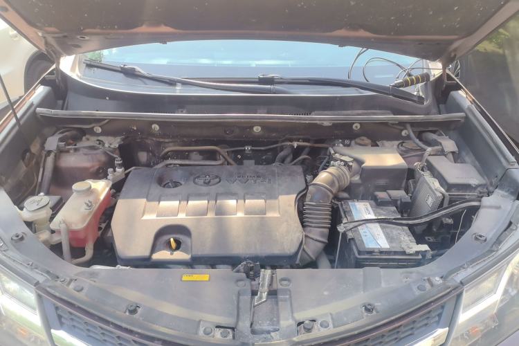 Used Toyota RAV4 2015 2.0L CVT Two-Wheel Drive Fashion Edition Engine Bay