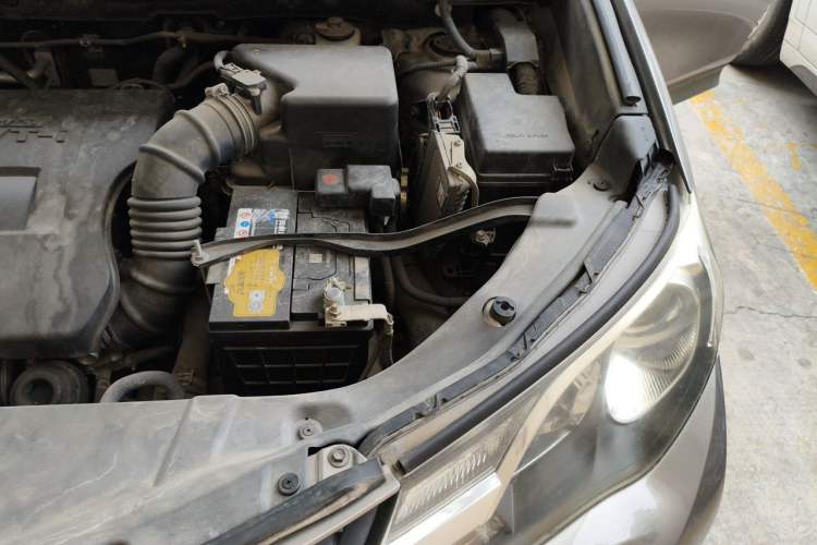 Used Toyota RAV4 2015 2.0L CVT Two-Wheel Drive Fashion Edition Engine Bay Left