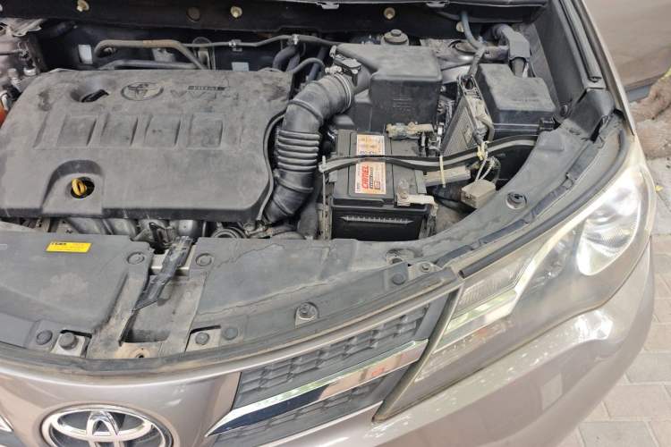 Used Toyota RAV4 2015 2.0L CVT Two-Wheel Drive Fashion Edition Engine Bay Left