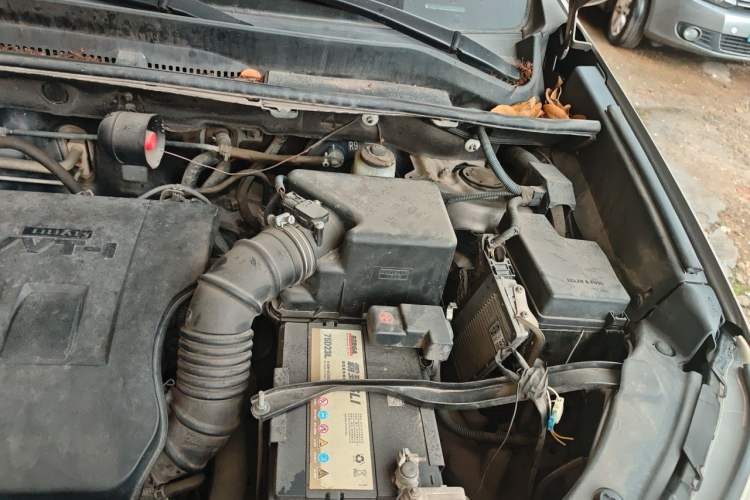Used Toyota RAV4 2015 2.0L CVT Two-Wheel Drive Fashion Edition Engine Bay Left