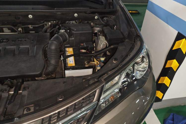 Used Toyota RAV4 2015 2.0L CVT Two-Wheel Drive Fashion Edition Engine Bay Left