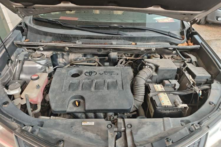 Used Toyota RAV4 2015 2.0L CVT Two-Wheel Drive Fashion Edition Engine Bay