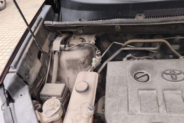 Used Toyota RAV4 2015 2.0L CVT Two-Wheel Drive Fashion Edition Engine Bay Right