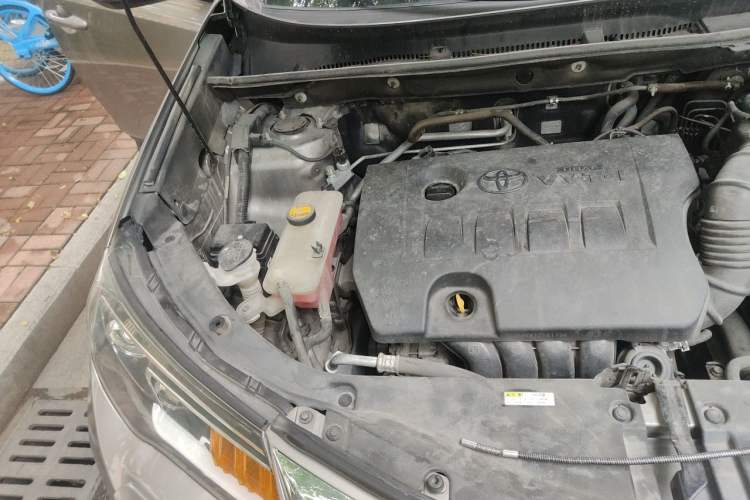 Used Toyota RAV4 2015 2.0L CVT Two-Wheel Drive Fashion Edition Engine Bay Right