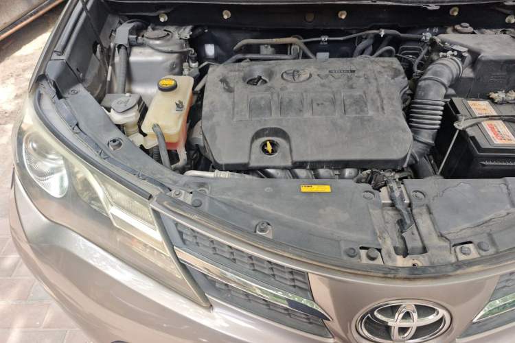 Used Toyota RAV4 2015 2.0L CVT Two-Wheel Drive Fashion Edition Engine Bay Right