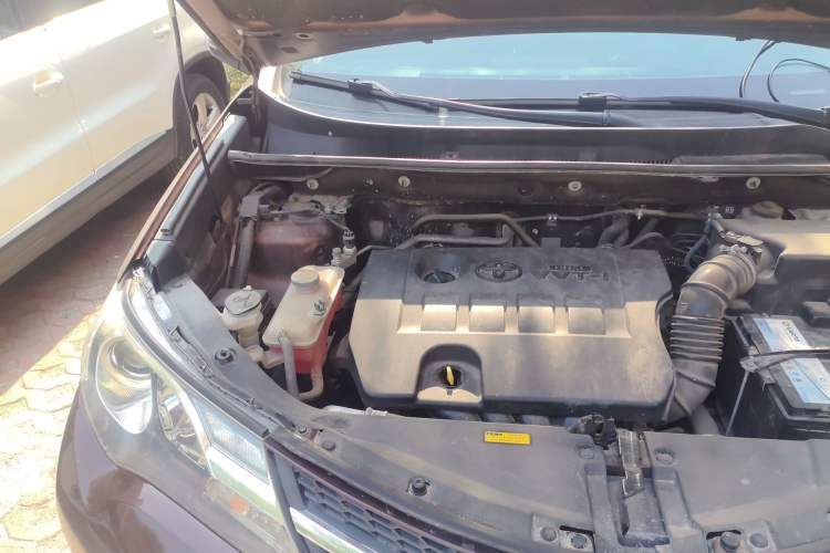 Used Toyota RAV4 2015 2.0L CVT Two-Wheel Drive Fashion Edition Engine Bay Right