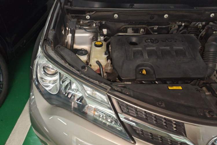 Used Toyota RAV4 2015 2.0L CVT Two-Wheel Drive Fashion Edition Engine Bay Right