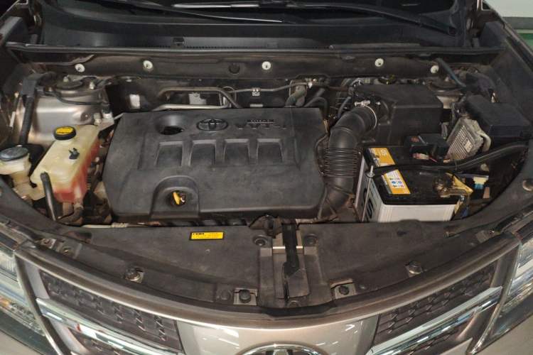 Used Toyota RAV4 2015 2.0L CVT Two-Wheel Drive Fashion Edition Engine Bay