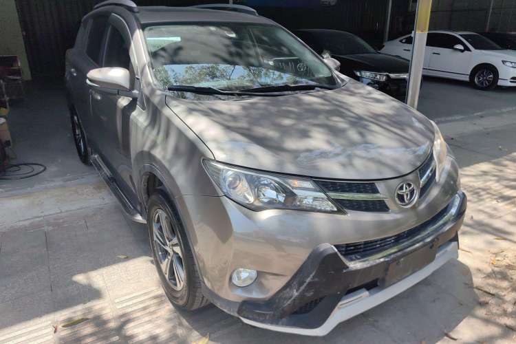 Used Toyota RAV4 2015 2.0L CVT Two-Wheel Drive Fashion Edition Front Right 45 Deg
