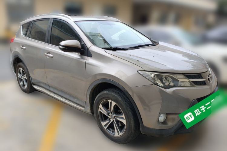Used Toyota RAV4 2015 2.0L CVT Two-Wheel Drive Fashion Edition Front Right 45 Deg