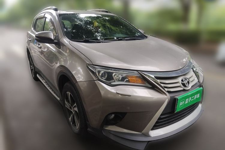 Used Toyota RAV4 2015 2.0L CVT Two-Wheel Drive Fashion Edition Front Right 45 Deg
