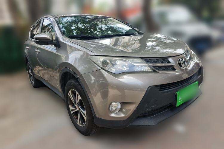 Used Toyota RAV4 2015 2.0L CVT Two-Wheel Drive Fashion Edition Front Right 45 Deg