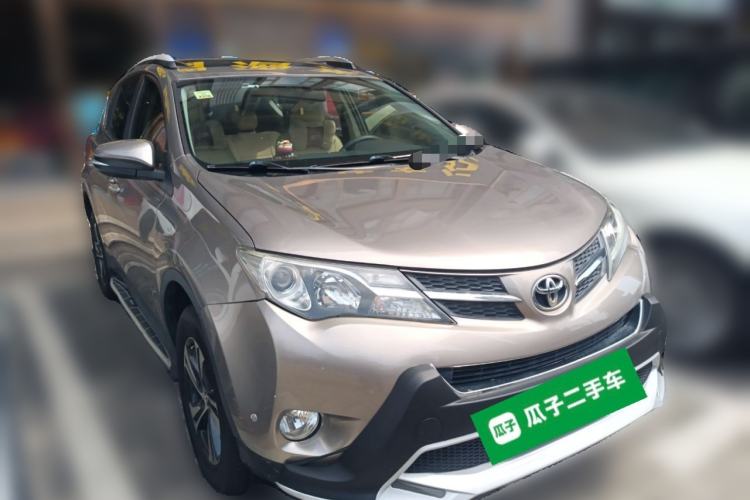 Used Toyota RAV4 2015 2.0L CVT Two-Wheel Drive Fashion Edition Front Right 45 Deg