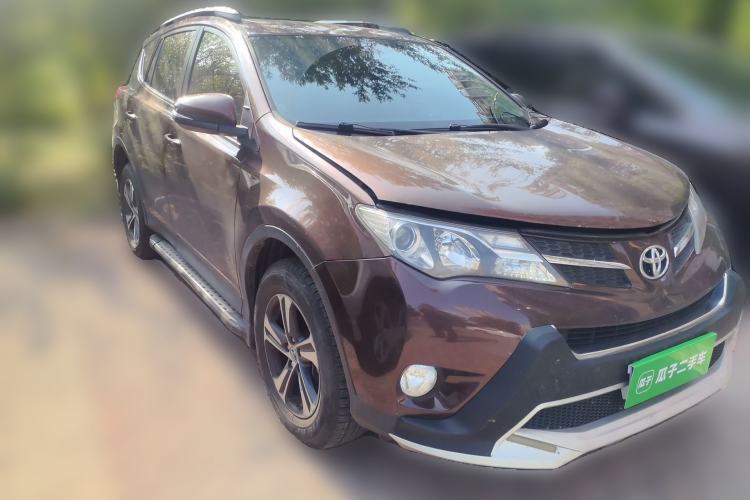 Used Toyota RAV4 2015 2.0L CVT Two-Wheel Drive Fashion Edition Front Right 45 Deg