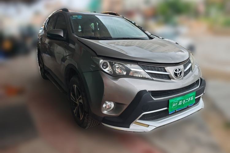 Used Toyota RAV4 2015 2.0L CVT Two-Wheel Drive Fashion Edition Front Right 45 Deg