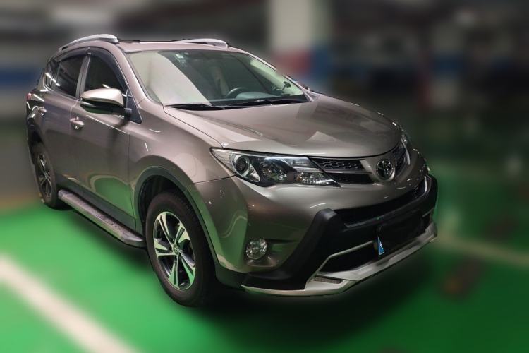 Used Toyota RAV4 2015 2.0L CVT Two-Wheel Drive Fashion Edition Front Right 45 Deg