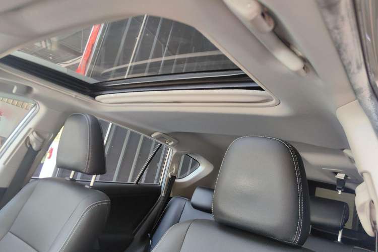 Used Toyota RAV4 2015 2.0L CVT Two-Wheel Drive Fashion Edition Headliner