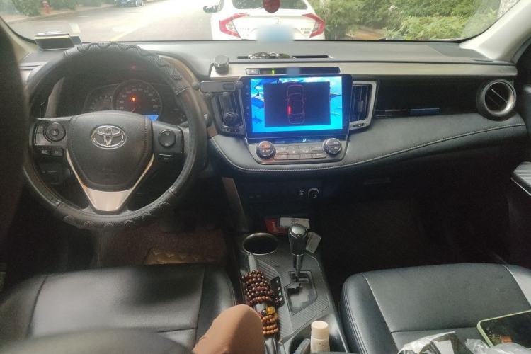 Used Toyota RAV4 2015 2.0L CVT Two-Wheel Drive Fashion Edition Interior 2