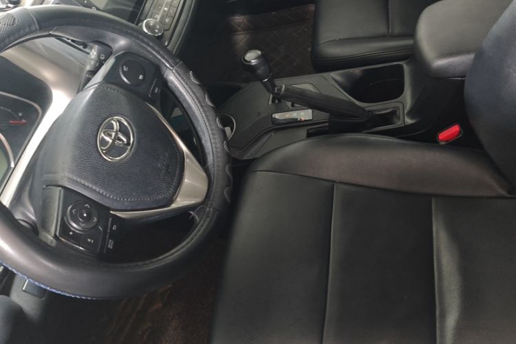 Used Toyota RAV4 2015 2.0L CVT Two-Wheel Drive Fashion Edition Interior 5