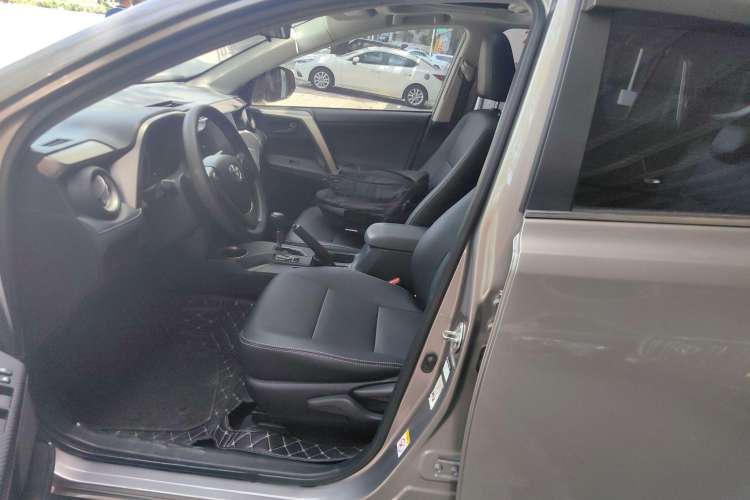 Used Toyota RAV4 2015 2.0L CVT Two-Wheel Drive Fashion Edition Left Front Seat