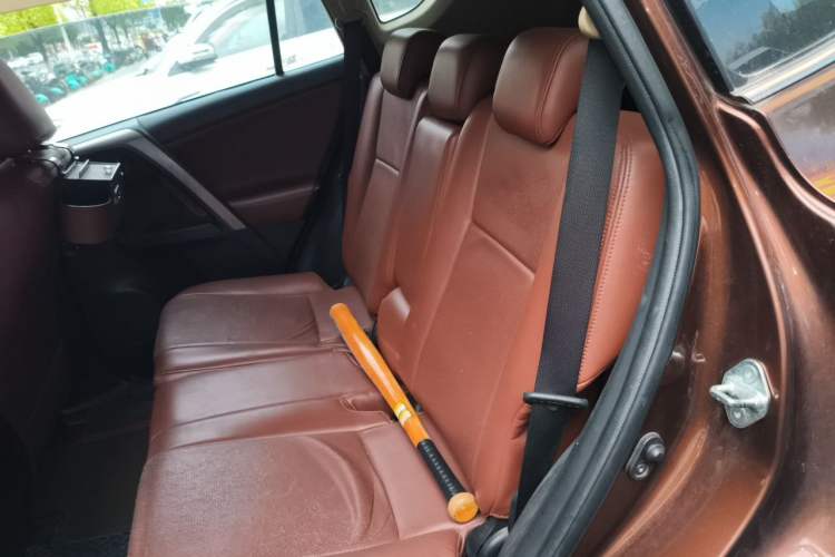 Used Toyota RAV4 2015 2.0L CVT Two-Wheel Drive Fashion Edition Left Rear Seat