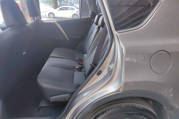 Used Toyota RAV4 2015 2.0L CVT Two-Wheel Drive Fashion Edition Left Rear Seat