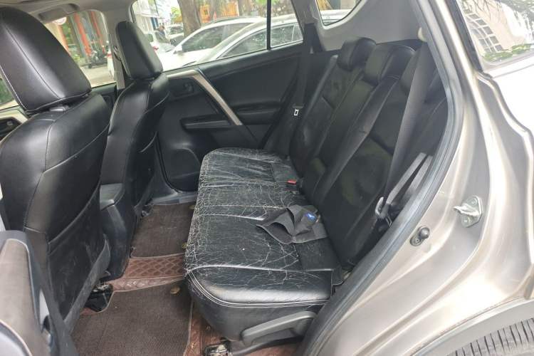 Used Toyota RAV4 2015 2.0L CVT Two-Wheel Drive Fashion Edition Left Rear Seat