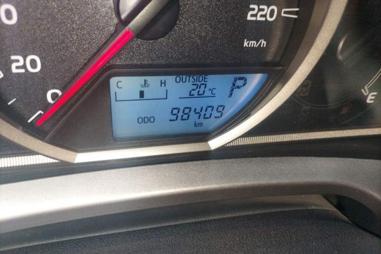 Used Toyota RAV4 2015 2.5L Automatic 4x4 Elite Edition Odometer Close Up