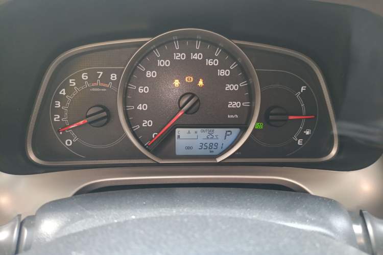 Used Toyota RAV4 2015 2.0L CVT Two-Wheel Drive Fashion Edition Odometer Close Up