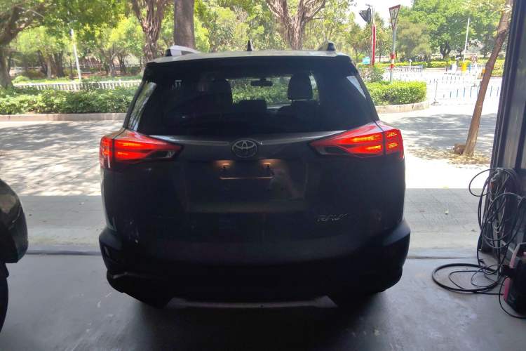 Used Toyota RAV4 2015 2.0L CVT Two-Wheel Drive Fashion Edition Rear