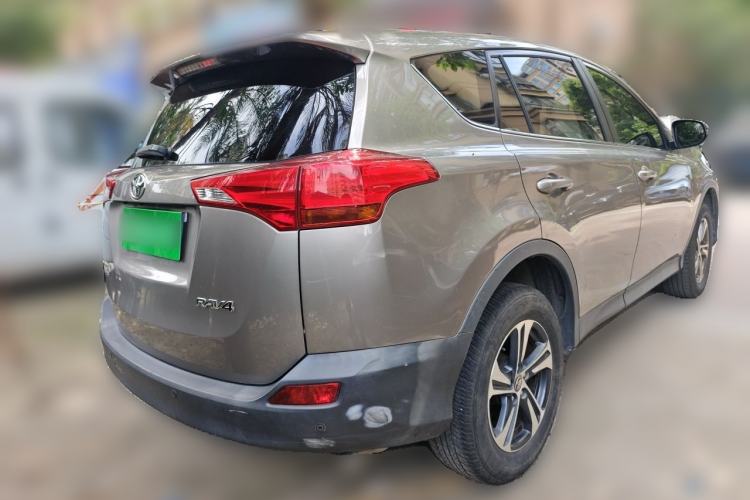 Used Toyota RAV4 2015 2.0L CVT Two-Wheel Drive Fashion Edition Rear Right 45 Deg