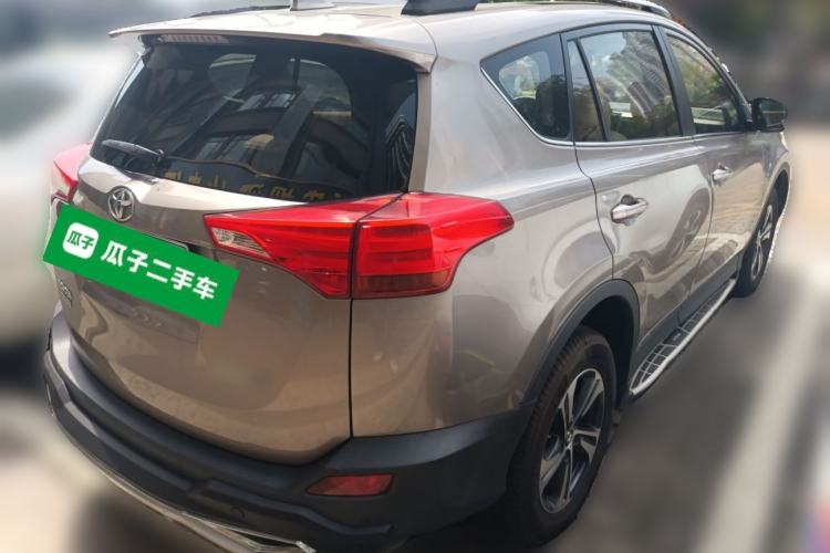 Used Toyota RAV4 2015 2.0L CVT Two-Wheel Drive Fashion Edition Rear Right 45 Deg