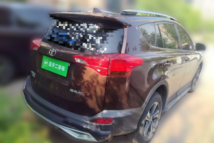 Used Toyota RAV4 2015 2.0L CVT Two-Wheel Drive Fashion Edition Rear Right 45 Deg