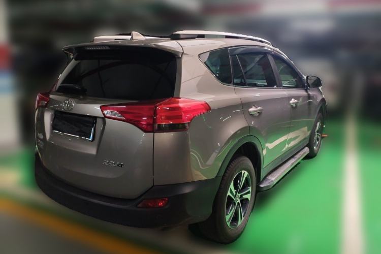 Used Toyota RAV4 2015 2.0L CVT Two-Wheel Drive Fashion Edition Rear Right 45 Deg