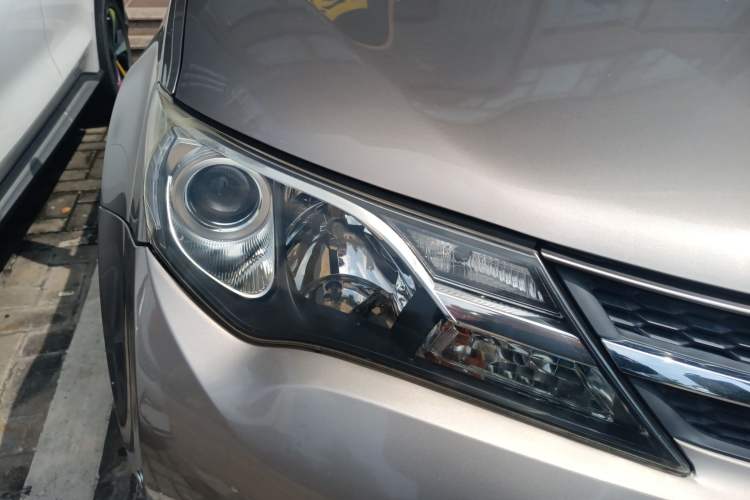 Used Toyota RAV4 2015 2.0L CVT Two-Wheel Drive Fashion Edition Right Front Headlight